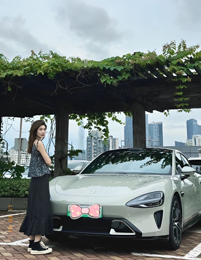 质量都这么高的吗？仙女也就长这样吧pg电子入口小米SU7的美女车主(图2)